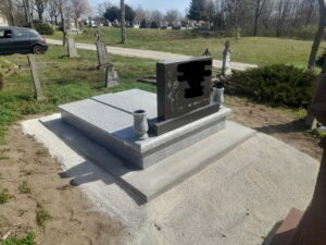 Régi fejkő-új gránit aljzat